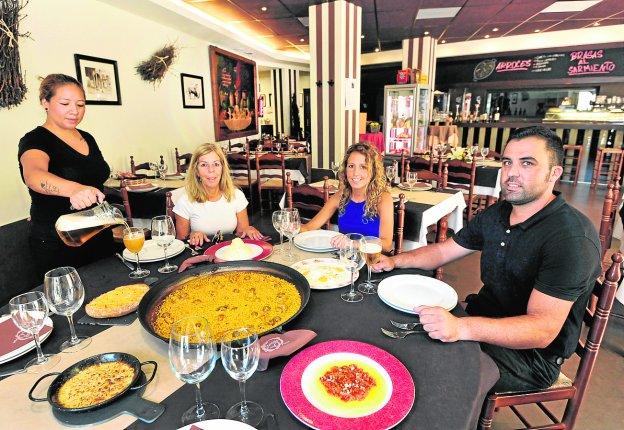 Los propietarios de Los arroces de los 9 pisos, en el comedor del restaurante.