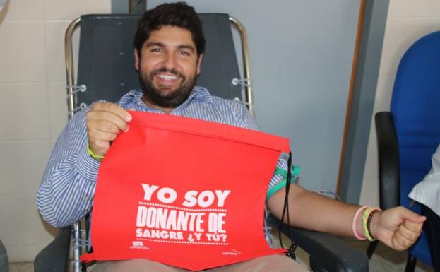 López Miras, durante la campaña de donación organizada por Tropas y Legiones.