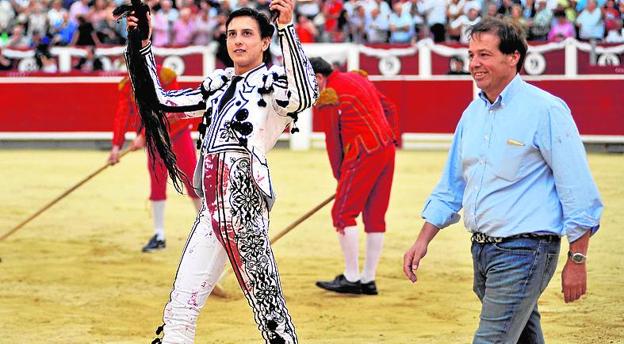 Roca Rey pasea sus triunfos, tras la corrida goyesca de Albacete.