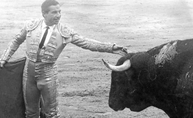 Antonio Bienvenida acaricia el pitón de 'Barquillero' en Murcia, el 7 de septiembre de 1971.