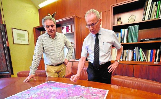 Jesús García y Ródenas examinan un mapa de la cuenca./A. Durán