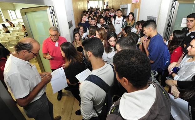 Los estudiantes esperando para entrar al aula.