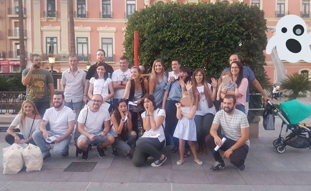 Quedada 'espectral' para subir al autobús turístico de Murcia.