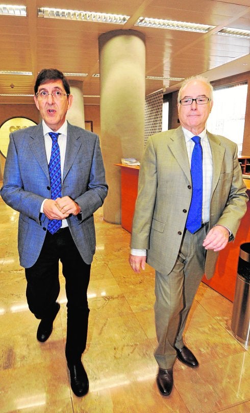 Manuel Villegas y Pedro Hernández, ayer, en la sede de Croem.