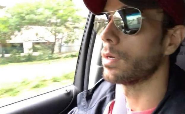 Enrique Iglesias condujo en medio del huracán.
