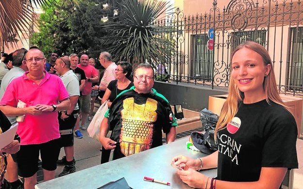 Colas de espera, ayer en la sede de la Federación.
