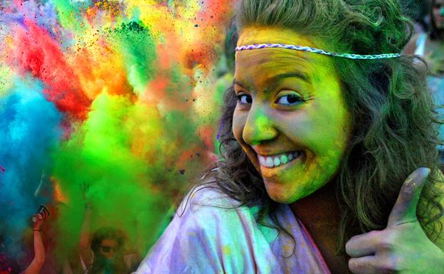 Jóvenes en una de las fiestas Holi Day Party