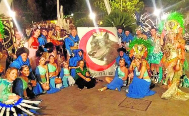 Miembros de la kábila Abu-L-Abbas con el lienzo del Rey Lobo realizado por Isaak Garrido.