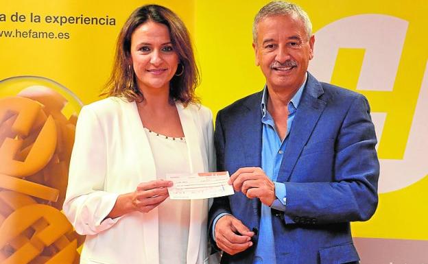 Carlos Coves entrega el cheque de 3.000 euros a Ruth Usó.