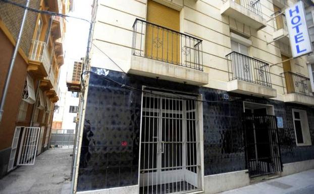 El hotel Peninsular, en la calle Cuatro Santos.