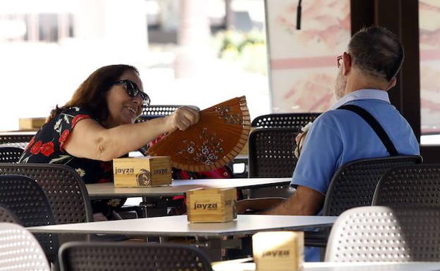 Una mujer lucha contra el calor con un abanico en Murcia.