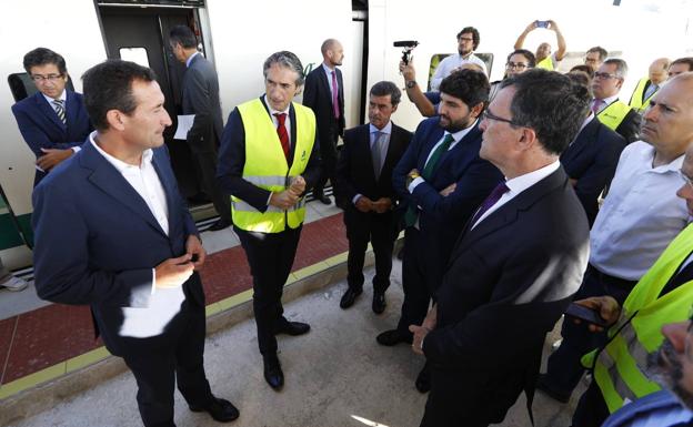 El minsitro de Fomento (2i), esta mañana, en la estación de Alta Velocidad de Elche.