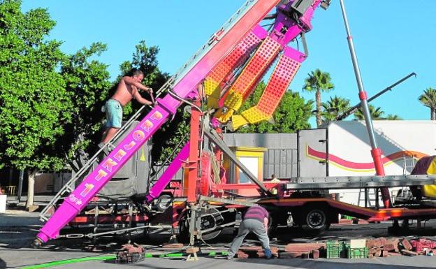 Los feriantes se afanaban ayer en el montaje de las atracciones que ocupan el recinto del Huerto de la Rueda.