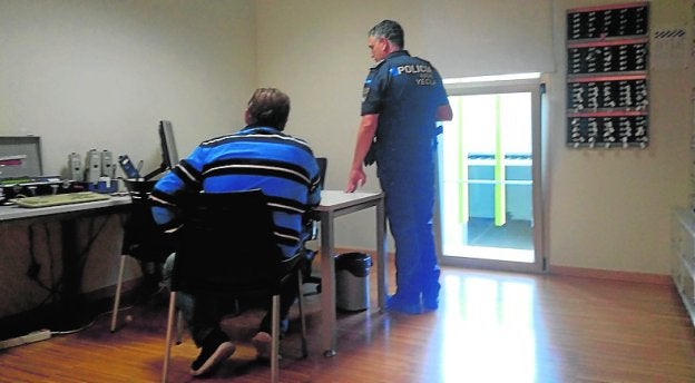 El detenido en Yecla, junto a un policía local.