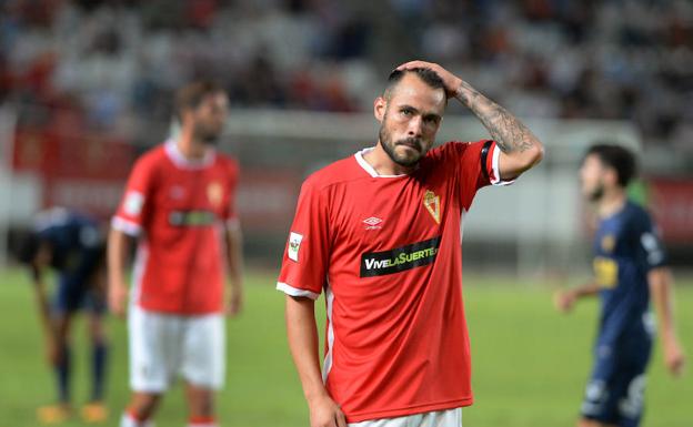 Santi Jara se lleva la mano a la cabeza después de su expulsión.