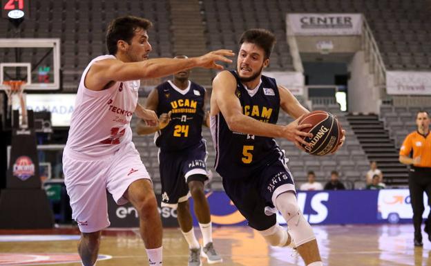 Alberto Martín entrando a canasta en el partido contra Tenyconta Zaragoza.
