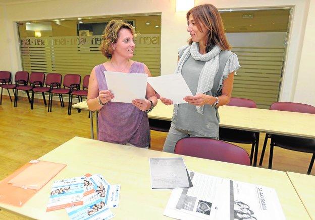 Cristina Hernández y Vanessa Rodríguez, charlando sobre su curso.