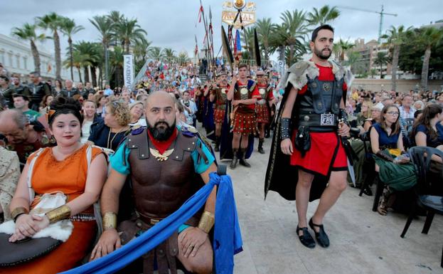 Una escuadra carthaginesa avanza, en el primer acto de la Fundación de Qart Hadast, y con el auditorio a rebosar de público, ayer por la tarde en el muelle./Pedro Martínez / AGM