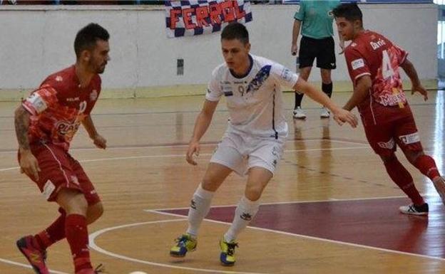 Álex maneja el balón frente a un jugador de O Parrulo.