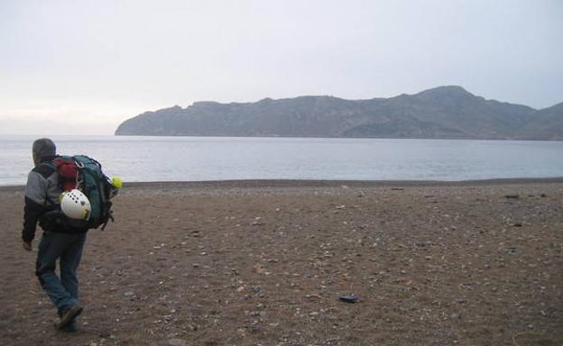 Playa de Cala Aguilar. Al fondo, Cabo Tiñoso./M. A. R.