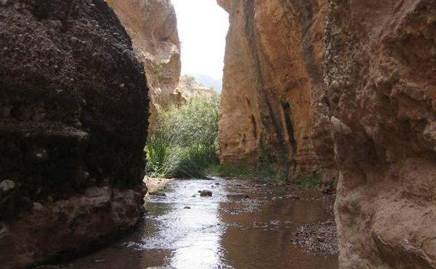 El río, encajonado en la espectacular garganta del Cagel./