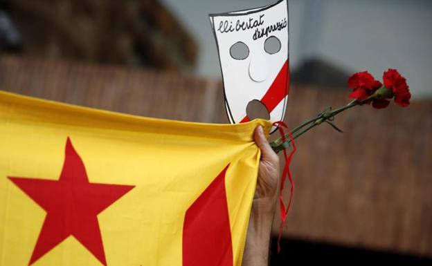 Manifestantes defienden libertad de expresión ante detenciones en Cataluña./Efe