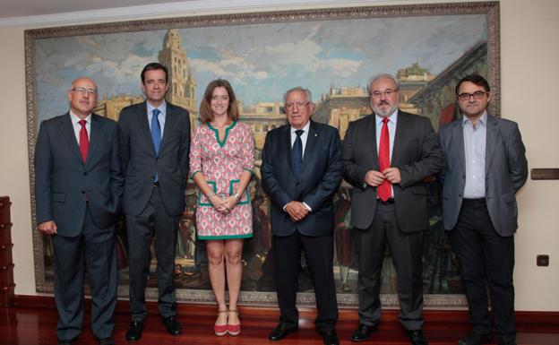 El jurado del Premio Pyme del Año de Murcia ha estado compuesto por el director de Banca Institucional del Banco Santander Empresas en Murcia, Juan Manuel Núñez; la secretaria general de la Consejería de Empleo, Universidades y Empresa, María Casajús; el presidente de la Cámara de Comercio de Murcia, Pedro García-Balibrea; el director comercial del Banco Santander en Murcia, Raúl Bastida; el director del Servicio de Estudios de la Cámara de España, Raúl Mínguez; y el vicesecretario de la Cámara de Comercio de Murcia, Valentín Izquierdo./