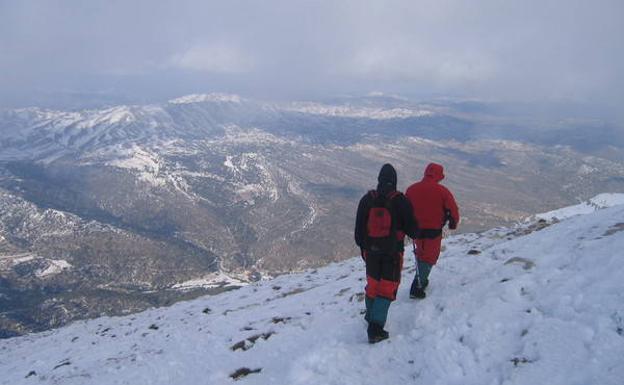 Dos montañeros inician el descenso.