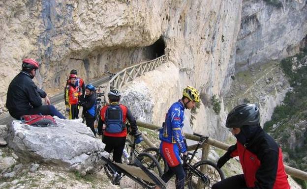 Ciclistas en el túnel de la presa de los Órganos.