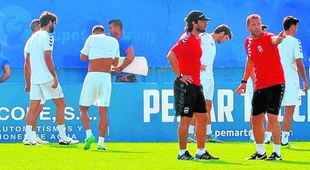 Curro Torres, a la derecha, dirige un entrenamiento del Lorca./LV