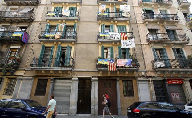 Carteles en contra de los apartamentos turísticos./Reuters