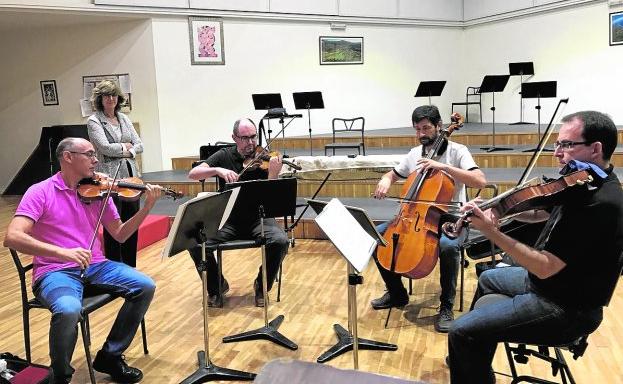 Los miembros del Cuarteto Saravasti ensayan en presencia de Marta López-Briones. / CARM
