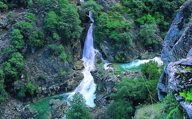 La bellísima cascada de Linarejos./