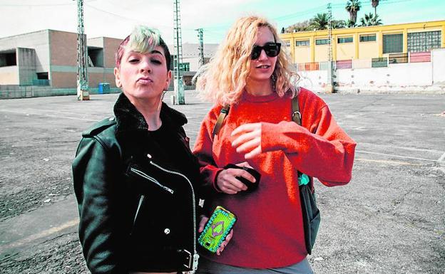 Las Culpass. Alexandra Cánovas y Martaé Martínez en la Fica, de Murcia, creadoras de la marca Las Culpass. Se puede acceder a sus colecciones a través de la web lasculpass.com.