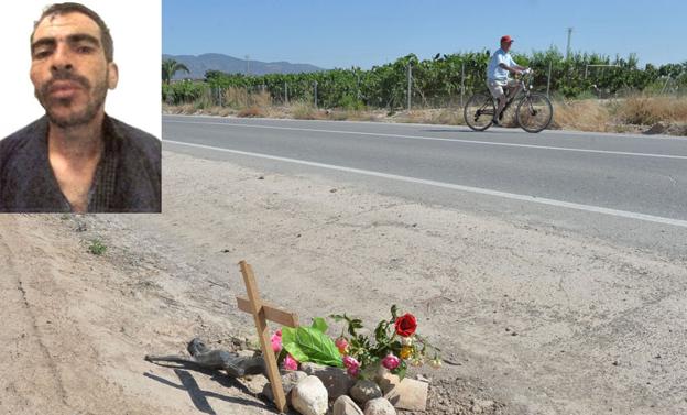 Flores de recuerdo en el lugar de la carretera de El Raigueiro (Totana) en el que murió atropellada Melida Priscela, una de las víctimas del presunto asesino, Abdelwahab O. (en la esquina de la imagen)./Paco Alonso/ AGM