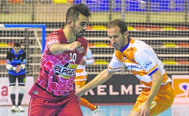 Álex con la pelota, en el derbi en Cartagena./Pablo Sánchez / AGM