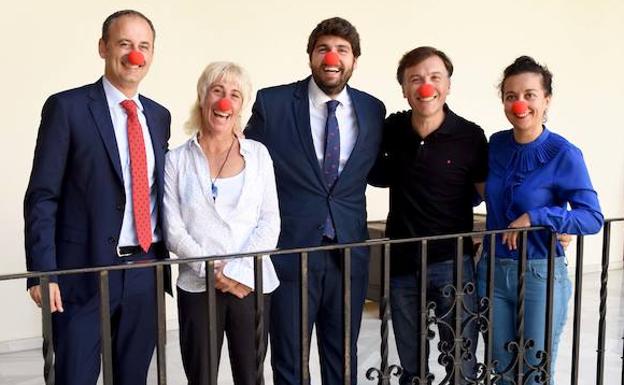 López Miras, en el centro, junto al consejero Celdrán y miembros de Pupaclown. /Alfonso Durán / AGM