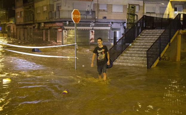 La rambla de Espinardo, desbordada, el pasado mes de agosto. /E. Botella / AGM
