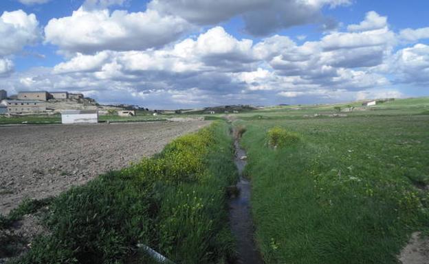 ¿Guadalquivir o Guadiana Menor? Las aguas del río avanzan por las Estepas de Topares a través de un estrecho cauce./