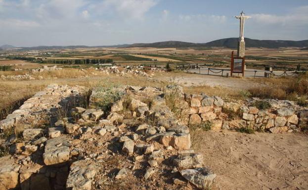 En primer plano, los restos del 'castellum' romano del Cerro de las Fuentes. Al fondo, el Santo de Archivel, con el pueblo a sus pies./