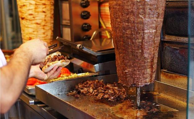 Detenidos tres trabajadores de un kebab por servir carne infectada con raticida