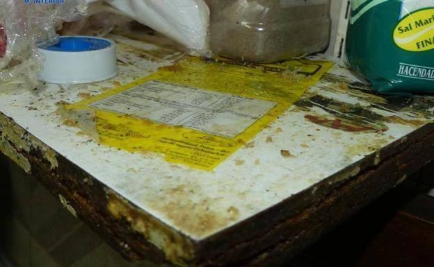 El matarratas impregnaba la mesa en la que los trabajadores manipulaban la comida