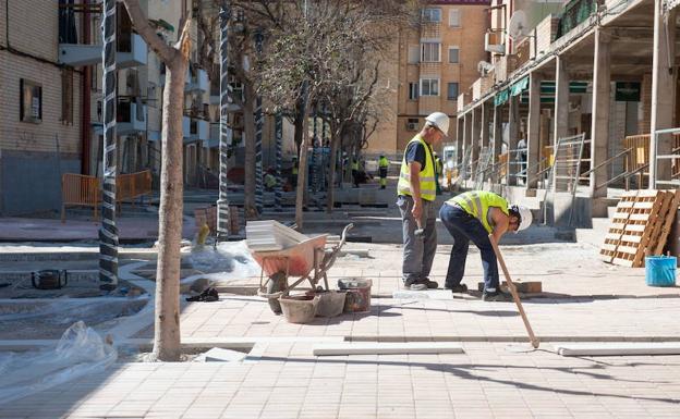 Obras de rehabilitación en el barrio de Los Rosales./J. Carrión / AGM