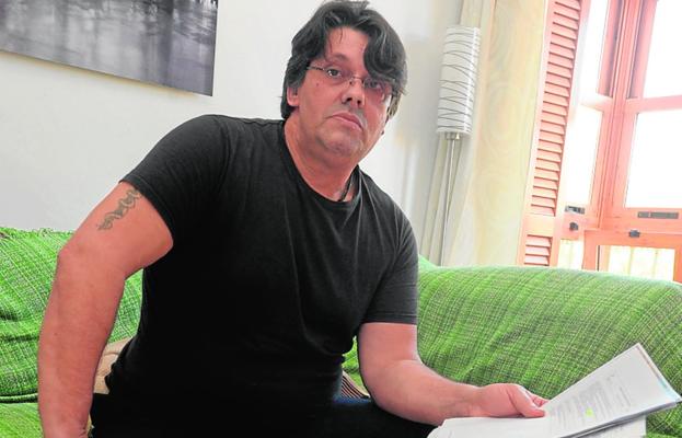 Antonio Muriel, con los papeles del hospital, en su casa. /A. Gil / AGM