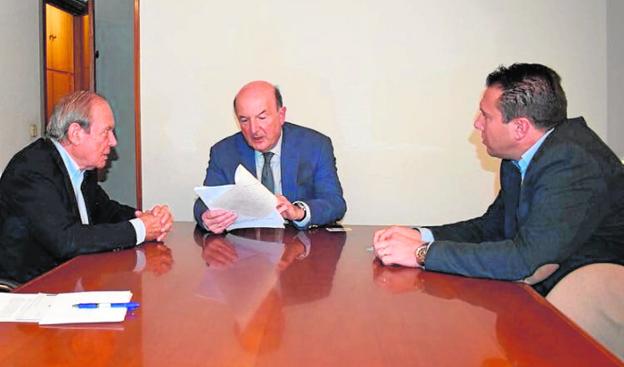 Álvaro Bertrán de Lis, el notario y el alcalde Juan Jesús Moreno./LV