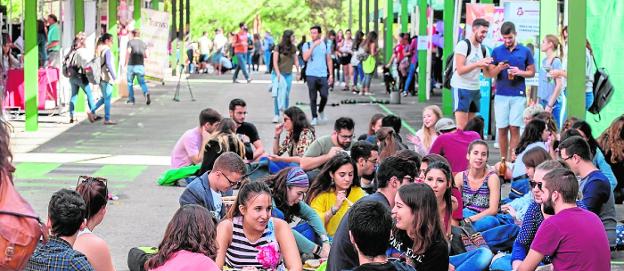 Estudiantes, durante la celebración de la Feria de Servicios Universitarios.
/UMU