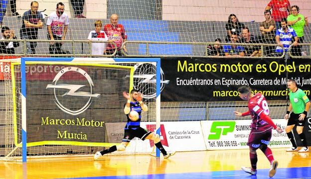 Momento en el que Raúl Jerez le para el penalti a Andresito, el pasado miércoles en el Príncipe de Asturias. /Vicente Vicens / AGM