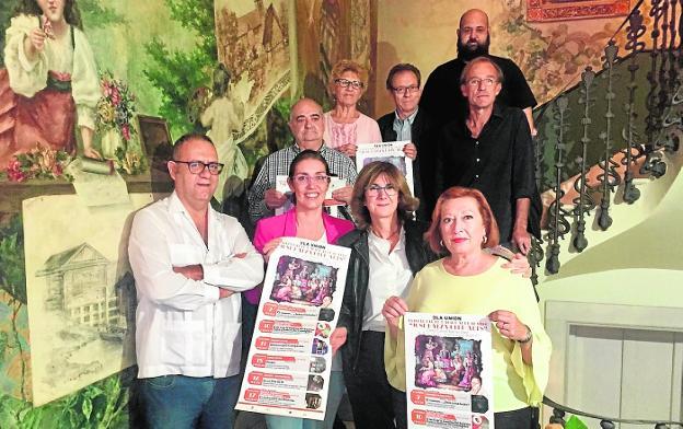La directora general Marta López-Briones (2d), junto a los organizadores del certamen, ayer./CARM