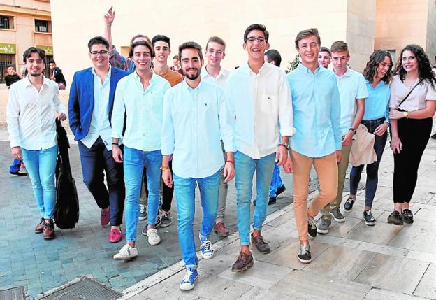 Rafael Olmos (4º i), ayer, escoltado por su equipo./A. Durán
