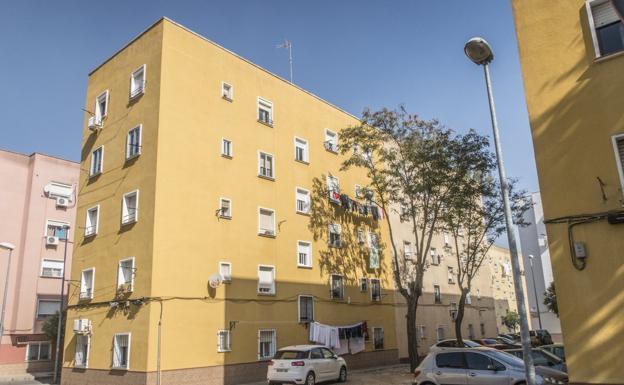 Edificio desde el que cayó el menor en este edificio de la barriada de San Roque./HOY